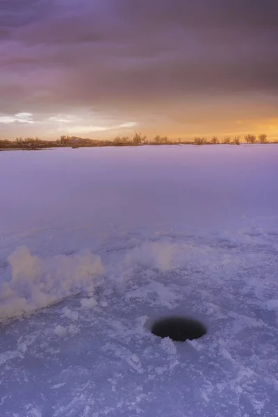 Ледяная Рыбалка Является Популярным Видом Спорта Зимой Красочный Восход Солнца Лицензионные Стоковые Фото