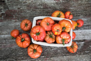 Sebzeler, ahşap masadaki domatesler.