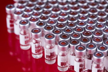 Covid 19 aşılı ampuller.