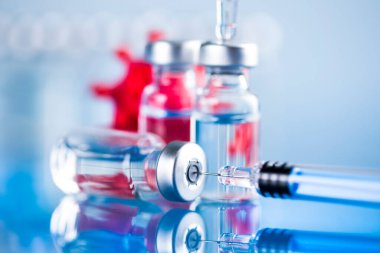 Tıbbi şırıngayı aşıyla kapatın.