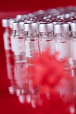 Covid 19 aşılı ampuller.