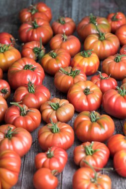 Sebze, domates, bahçede masanın üstünde. 