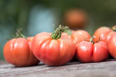 Sebzeler, ahşap masadaki domatesler.