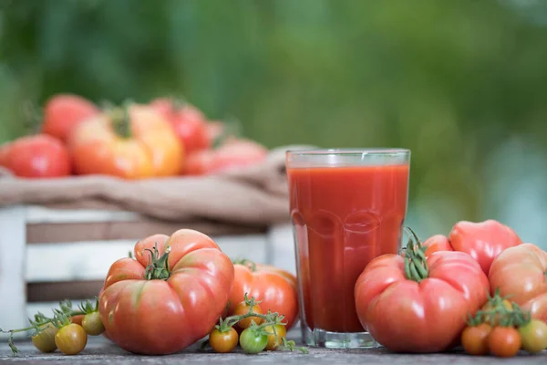 新鲜的红番茄汁 木制底座 — 图库照片