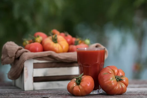 Verse Rode Tomatensap Een Houten Ondergrond Stockafbeelding