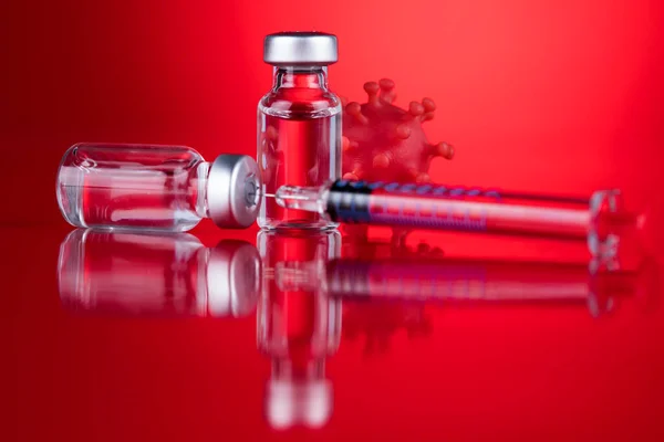 Stäng Den Medicinska Sprutan Med Ett Vaccin Stockbild