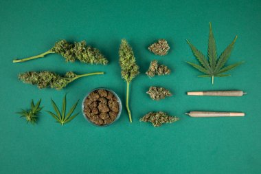 esrar tomurcukları ve yaprakları