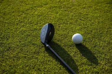 Yeşil çimlerin üzerinde golf topu