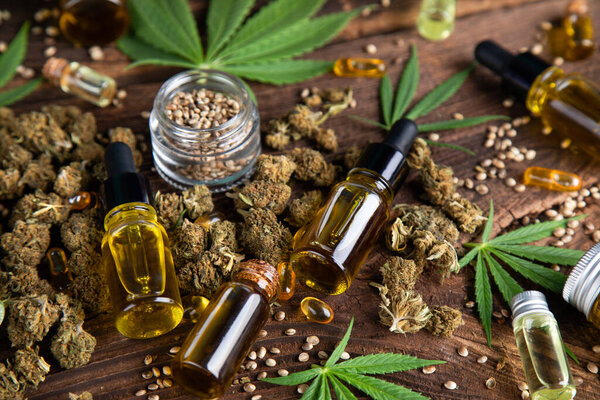масло конопли в бутылке с семенами конопли и листьями конопли.