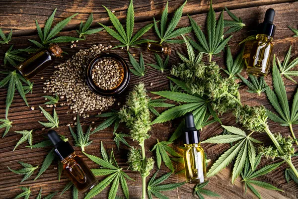 木のテーブルの大麻のオイルそして麻の種 ヘンプオイル ヘンプオイル Cbdオイルについて ストック写真