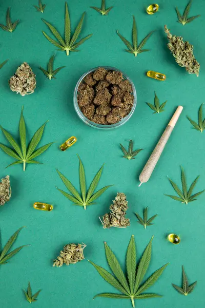 Marihuana Konopí Marihuany Pupeny Zeleném Pozadí Stock Snímky