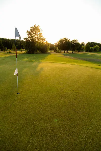 Golfkenttä Auringonnousun Aikaan tekijänoikeusvapaita valokuvia kuvapankista