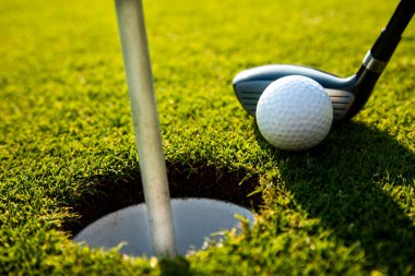 Golf topu ve sopalar. golf sopası