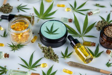 Beyaz zemin üzerinde marihuana yağı ve kenevir tohumu, üst görünüm, düz uzanma
