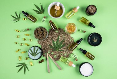 Kenevir yağı, kenevir, marihuana ve kenevir ürünleri, beyaz arka planda. Düz yat. Üst görünüm, düz görünüm, kopyalama alanı.