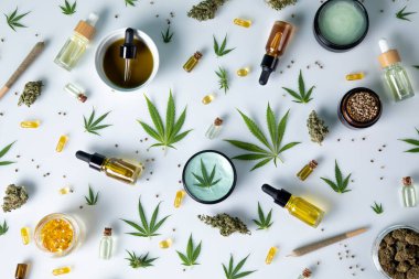 En üstte. kenevir cbd yağı, kenevir ürünleri ve marihuana yaprakları.