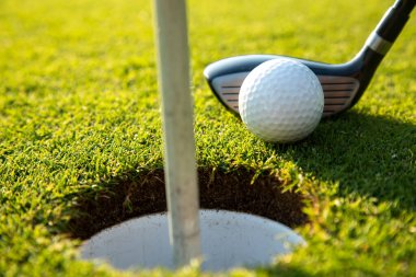 golf sahasında golf topu