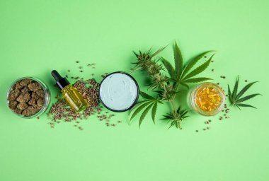 Beyaz arka planda kenevir yağlı bileşim