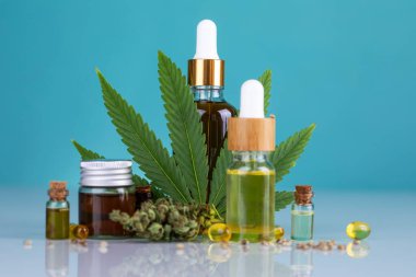 Kenevir cbd yağı, kenevir yaprağı, kenevir tohumu ve yeşil arka planda bir şişe yağ. Alternatif tıp Alternatif tıp alternatif tıp.
