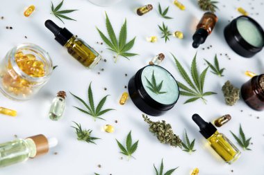 Kenevir cbd yağ ürünleri. Düz yat. Esrar, petrol ürünleri, esrar, kenevir tohumları beyaz arka planda.