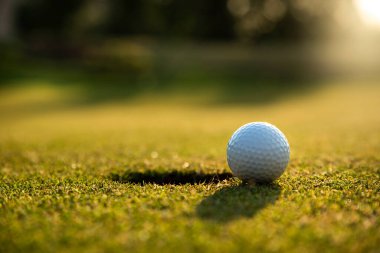 Golf topu yeşil çimlerin üzerinde