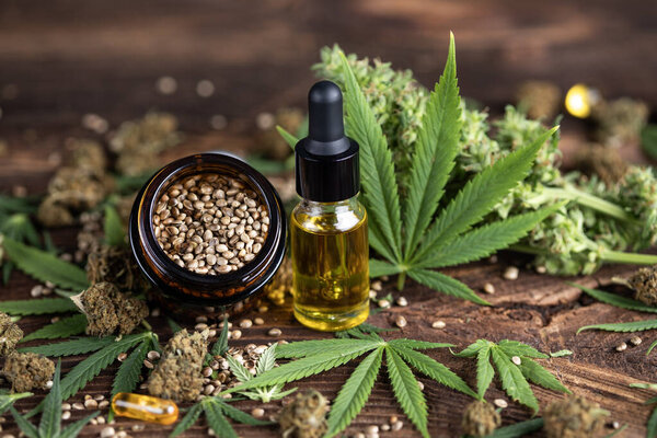 масло конопли в стеклянных бутылках и конопли листья