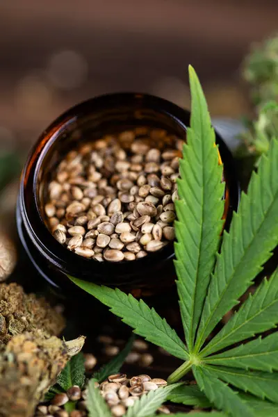 Hojas Cannabis Sobre Fondo Madera Con Una Hoja Cáñamo —  Fotos de Stock