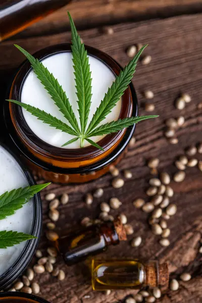Hemp Oil Glass Jar Hemp Leaves Cannabis Hemp Seeds Wooden Foto Stock Royalty Free