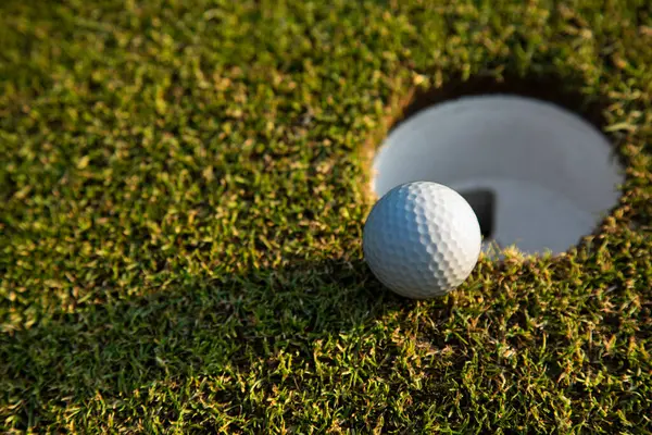 Golfbal Met Een Tee Rechtenvrije Stockfoto's