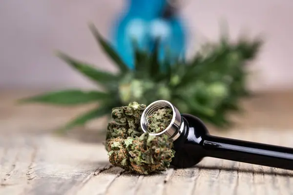 Primer Plano Brote Cannabis Una Botella Vidrio Cáñamo Una Mesa Imagen De Stock