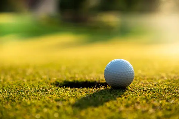 Golfball Auf Dem Grünen Rasen Stockfoto
