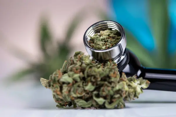 Cannabisbladeren Molen Met Marihuana Een Witte Achtergrond Rechtenvrije Stockfoto's