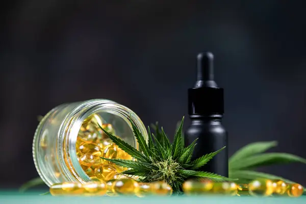 Huile Cannabis Dans Bocal Verre Une Bouteille Huile Chanvre Sur Photos De Stock Libres De Droits