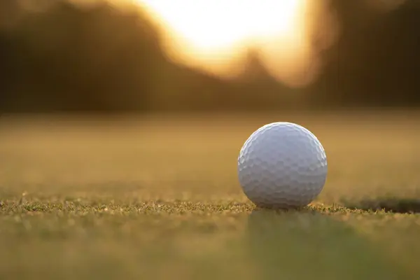 Golfball Auf Dem Abschlag Einem Golfclub lizenzfreie Stockbilder