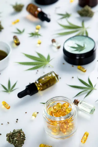 Lääkemarihuanaa Kannabisöljyä Cbd Öljyuute Hamppuöljy Marihuanaöljypullo Valkoisella Pohjalla kuvapankkikuva