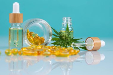 Cbd yağı, tıbbi esrar şişeleri ve kenevir yaprakları.