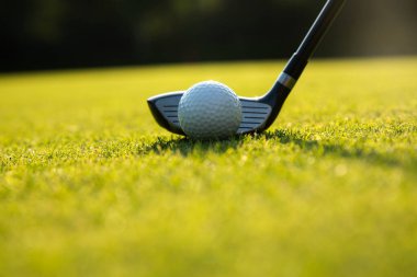 Golf topu yeşil çimlerin üzerinde rotada, yakın plan