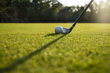 Yeşil sahada golf sopası