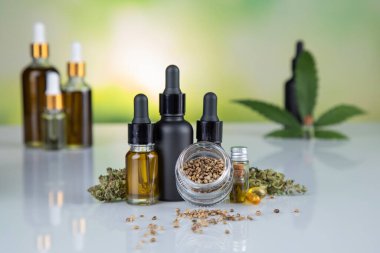 Cbd kenevir yağlı şişeler beyaz arka planda, yakın plan