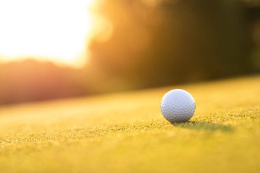 Sabahları golf topuna vuruyorum..