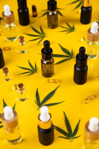 Flaskor Hampa Olja Med Olika Marijuana Blad Färg Bakgrund — Stockfoto