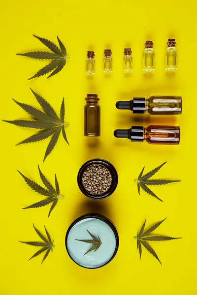 Cbd Oljeprodukter Hampa Cannabis Marijuana Marijuana Och Cannabisolja Gul Bakgrund — Stockfoto
