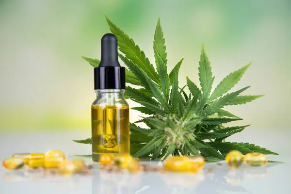Cbd Olja Hampa Olja Och Cannabis Blad Vit Bakgrund Medicinsk — Stockfoto