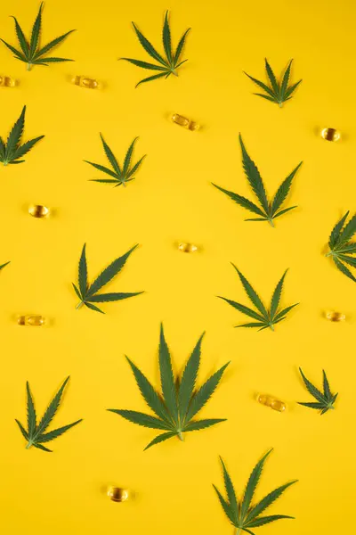 Hojas Marihuana Sobre Fondo Amarillo —  Fotos de Stock