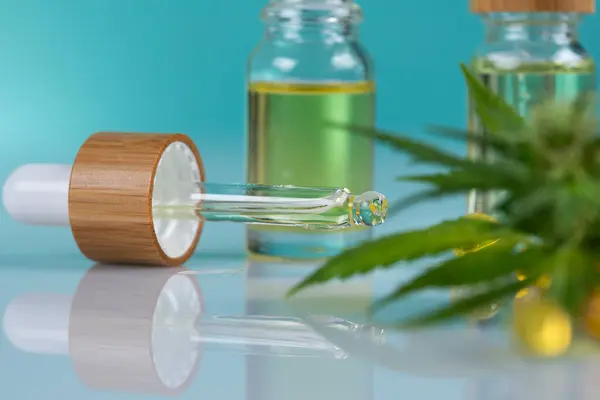 Cannabisöl Flasche Und Glas Auf Weißem Tisch Stockbild