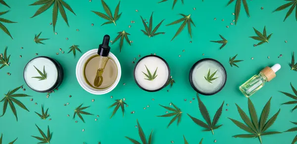 Vlakke Lay Compositie Met Marihuana Olie Cannabisbladeren Kleur Achtergrond Stockafbeelding