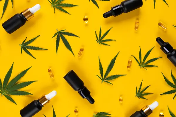 Composição Flat Lay Com Garrafas Cannabis Folhas Fundo Amarelo Imagens Royalty-Free
