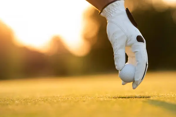 Nahaufnahme Eines Männlichen Golfers Der Auf Grünem Hintergrund Golf Spielt lizenzfreie Stockfotos