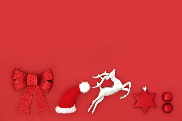 Heiligabend Traditionelle Nordpol Symbole Auf Rotem Hintergrund Mit Weihnachtsmütze Rentieren — Stockfoto