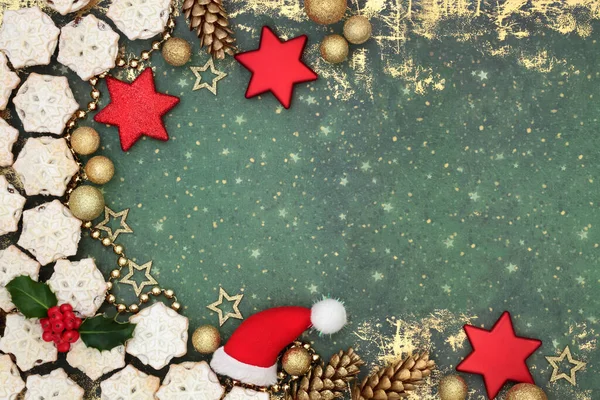 Різдвяні Тістечка Капелюхом Червоними Золотими Блискучими Деревами Прикраси Голлі Зеленому — стокове фото